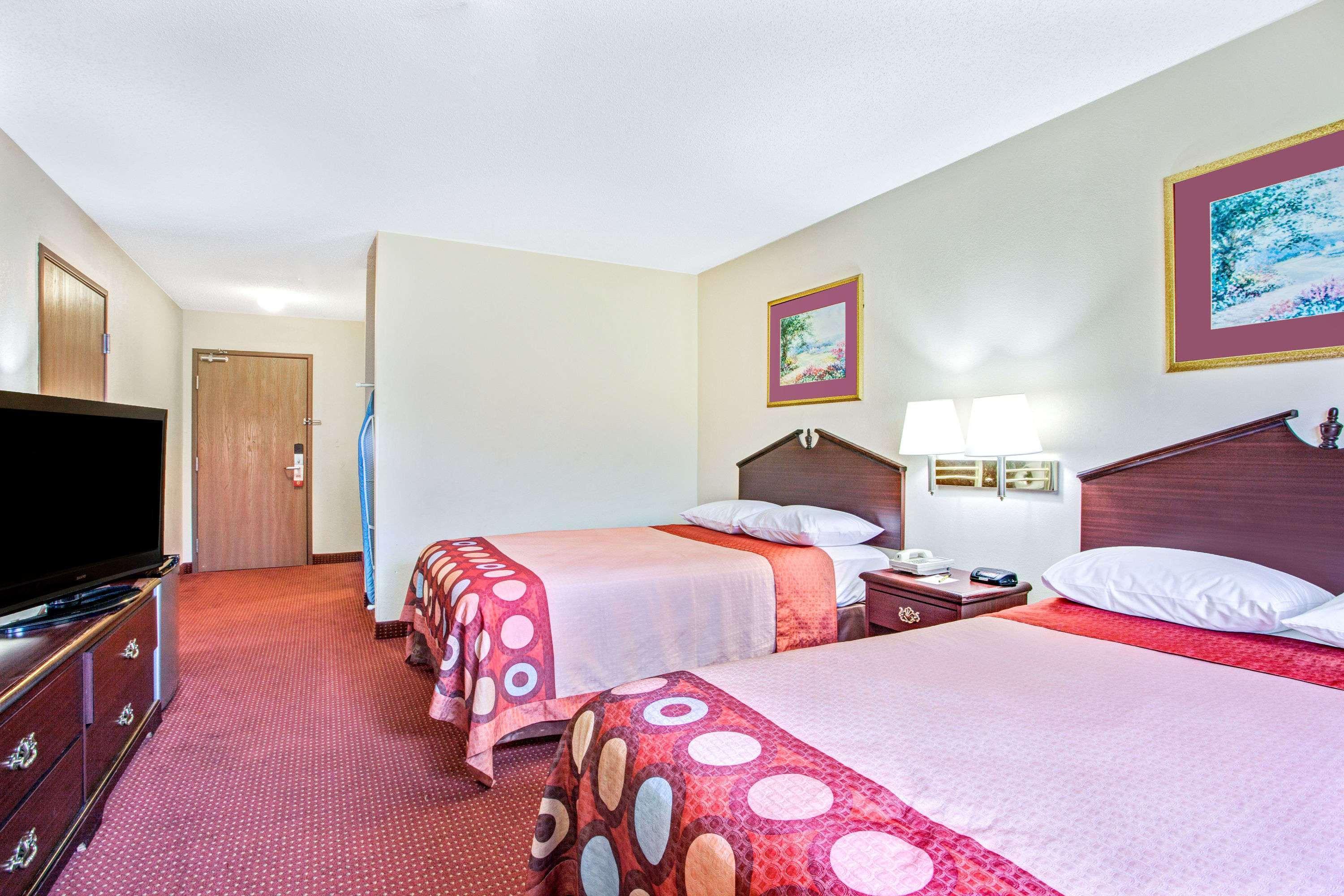 Super 8 By Wyndham Clinton Hotell Eksteriør bilde