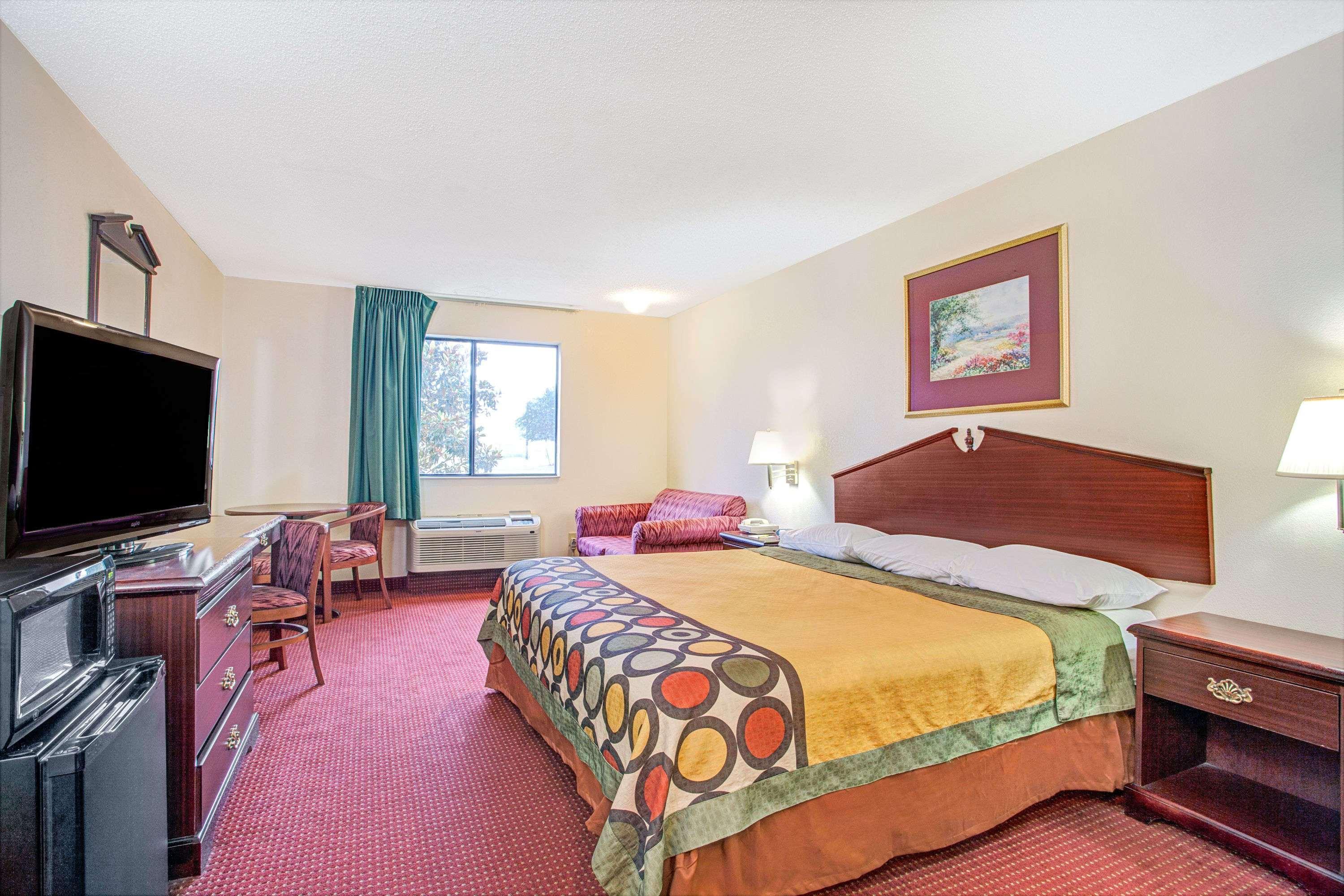 Super 8 By Wyndham Clinton Hotell Eksteriør bilde