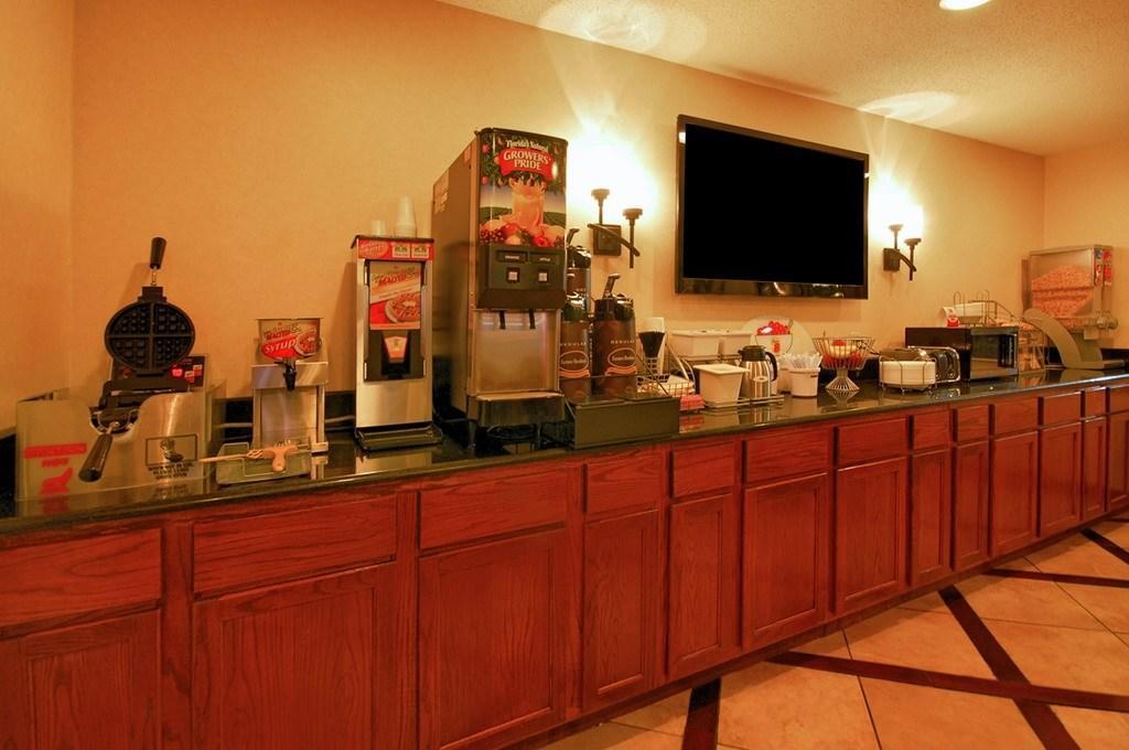 Super 8 By Wyndham Clinton Hotell Eksteriør bilde